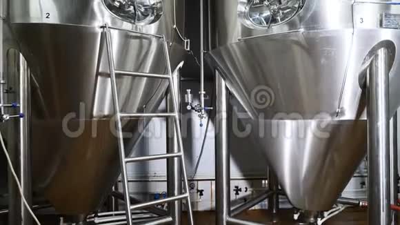金属库里的啤酒现代啤酒酿造啤酒厂用不锈钢罐体进行啤酒发酵4k视频的预览图