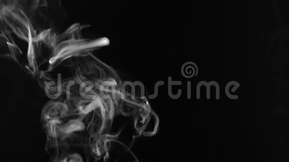 黑色背景上以环形的白色烟雾视频的预览图