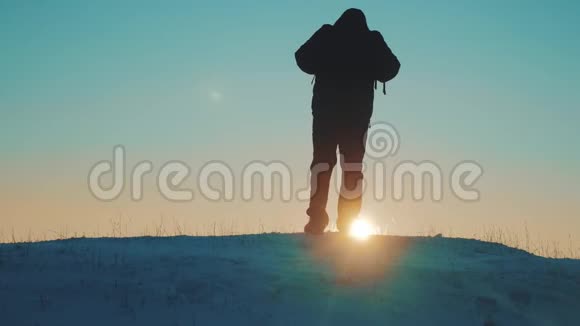 胜利商旅理念男子旅行者在冬天的山上徒步旅行冬天在寒冷的雪天徒步旅行视频的预览图