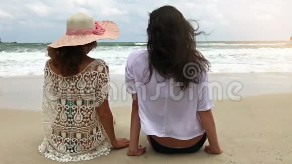两个女孩在海滩上慢动作放松视频的预览图