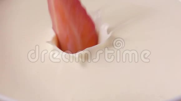 草莓碎片掉进奶油里视频的预览图