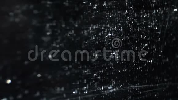 抽象黑色背景上的水滴视频的预览图