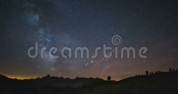 在夏天银河的消逝和星空在雄伟的意大利法国阿尔卑斯山上旋转被莫照亮视频的预览图