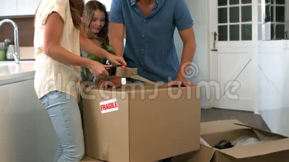 活泼的家庭包装盒视频的预览图