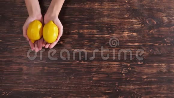隐形人用柠檬手臂视频的预览图