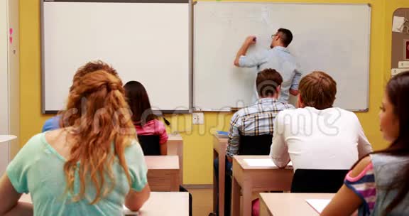 讲师在课堂上在白板上写作视频的预览图