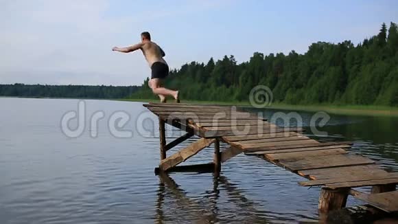 在湖里跳跃视频的预览图