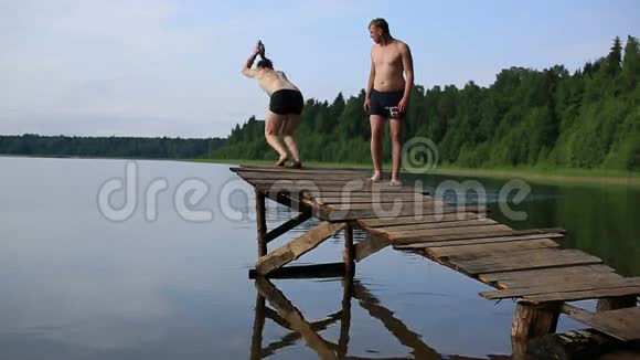 在湖里跳跃视频的预览图