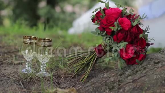 结婚花束和戒指视频的预览图