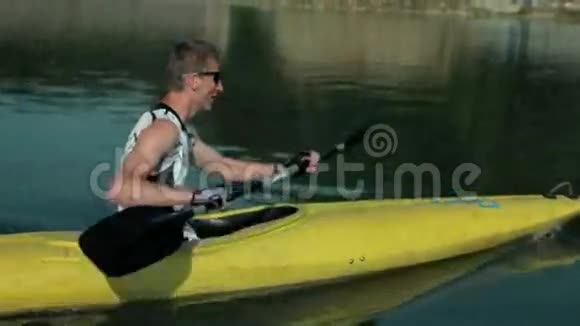 在湖中靠近皮划艇享受皮划艇视频的预览图