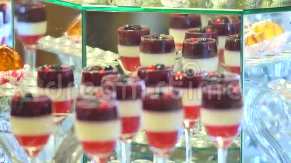 美味的糖果自助餐桌上有很多五颜六色的甜点视频的预览图
