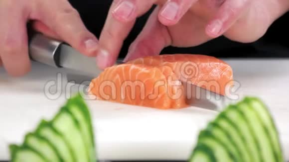 厨师切三文鱼视频的预览图