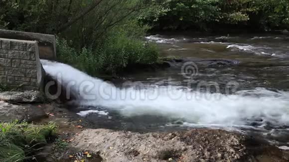 从法国奥德河一条运河排放的水视频的预览图