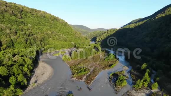 空中飞行与无人机DGI飞越美丽的青山和河流视频的预览图