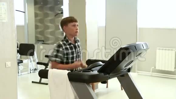 在跑步机上跑步的男孩视频的预览图