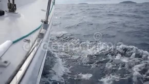 希腊海浪背景下的霍瑟游艇在总计划中视频的预览图