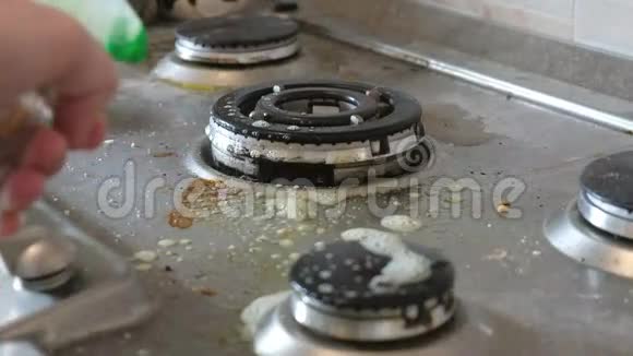 清洁脏灶灶具洗涤剂喷雾厨房视频的预览图