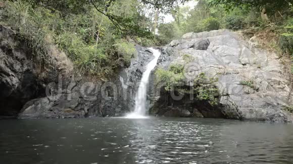 泰国JetkodPongkonsao旅游地点的森林大瀑布视频的预览图