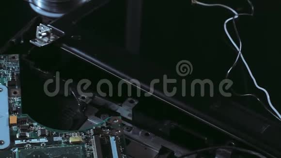 拆卸损坏的笔记本电脑PC滑动镜头视频的预览图