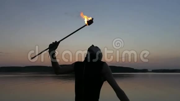 人在水的背景上喷火视频的预览图