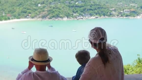 一家人从高处望着大海和群山全景观视频的预览图