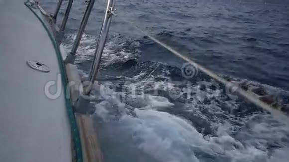 希腊海浪背景下的扶手游艇特写镜头视频的预览图