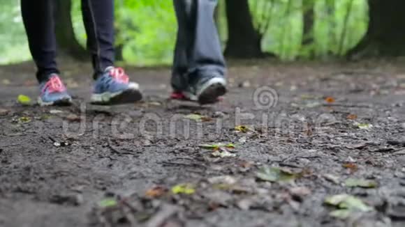 情侣男女走在爱情浪漫的户外以秋季自然为背景时尚潮流视频的预览图