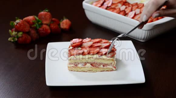 自制草莓提拉米苏与马斯卡彭传统意大利甜点视频的预览图