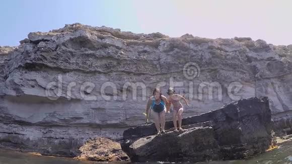 母女俩跳下悬崖跳进水里在戈普罗拍摄的录像视频的预览图
