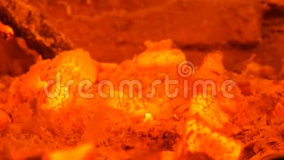 旧炉子里的热煤老式陶土炉中的热红煤视频的预览图