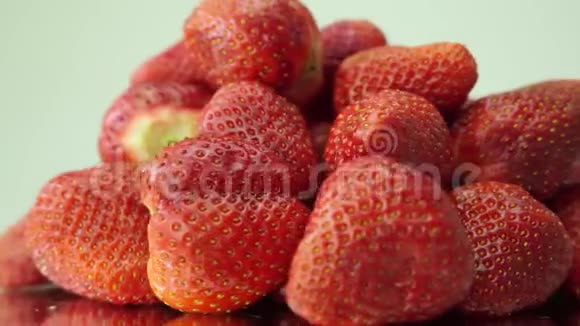 一堆新鲜草莓旋转视频的预览图