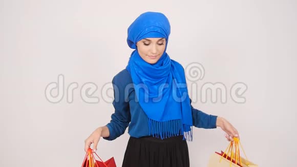 快乐美丽的穆斯林女人拿着购物袋视频的预览图
