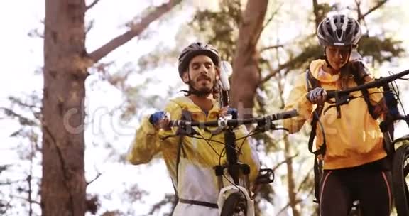 山地自行车夫妇骑着自行车互相交流视频的预览图