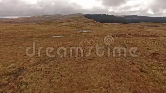 通过联合王国威尔士的沼地和山脉靠近B4391的空中景观视频的预览图
