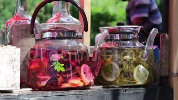 时尚透明漂亮的茶壶里面有草药输液和柠檬街头美食露天咖啡厅食品交易会视频的预览图
