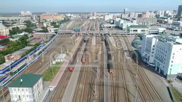 鸟瞰大城市的铁路和火车站视频的预览图