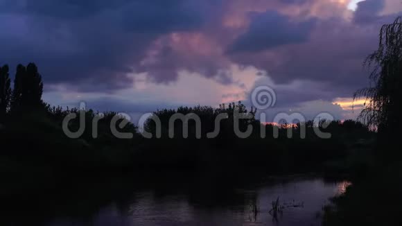 鸟瞰飞越美丽的河流和绿林夕阳柔和的光线伴着柔和的阴天法师视频的预览图