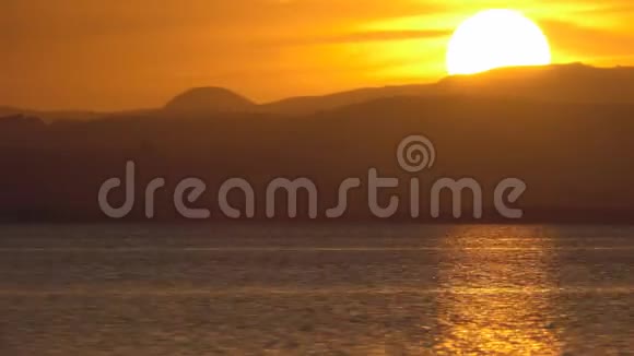 日落于湖后的群山视频的预览图
