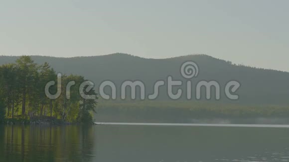 蓝天下的森林湖春天的风景与纳雷瓦河和云上的蓝天美景尽收眼底视频的预览图