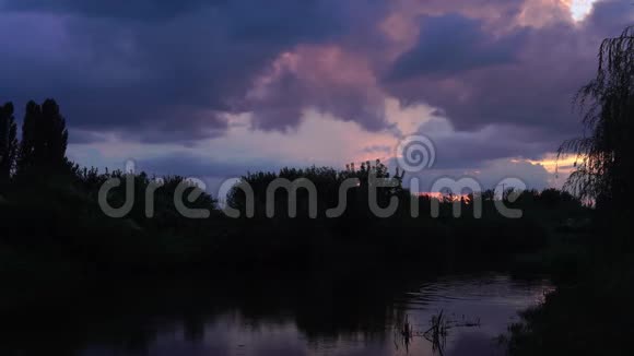 鸟瞰飞越美丽的河流和绿林夕阳柔和的光线伴着柔和的阴天法师视频的预览图