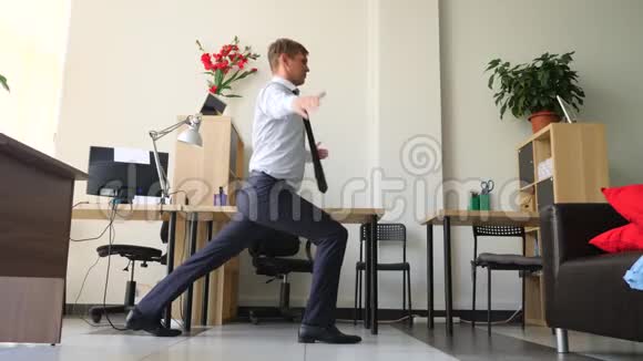 男性主管在她的办公室里做瑜伽4k慢动作视频的预览图