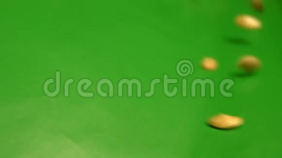 在绿色背景上剥开南瓜籽慢动作特写镜头水平平底锅2射击视频的预览图