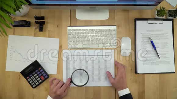 商务人员在财务办公室办公视频的预览图