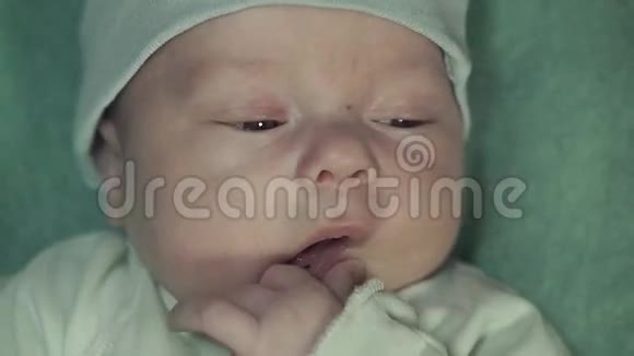 婴儿躺在床上哭妈妈给他一个假人抚摸他的脸颊视频的预览图