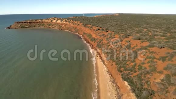 一条海岸线和大海天空和悬崖视频的预览图