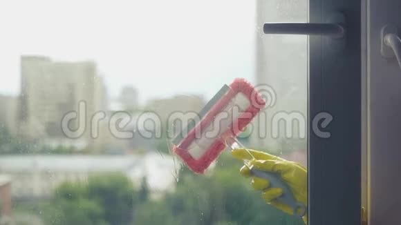 在城市的背景下用水和专用刷子清洗脏窗户下面的动作高清高清视频的预览图