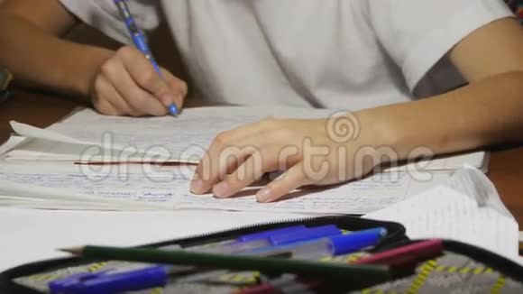 男生铅笔写作业视频的预览图