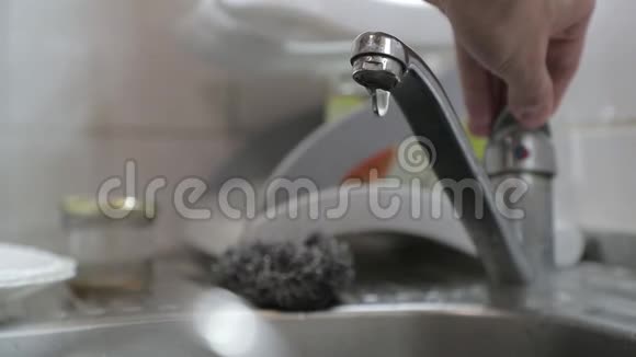 慢动作洗碗特写视频的预览图