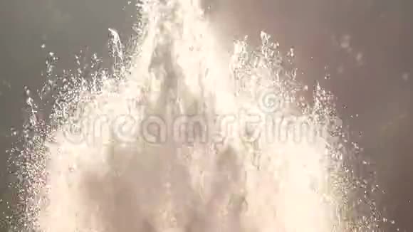 喷泉喷水阳光照射视频的预览图