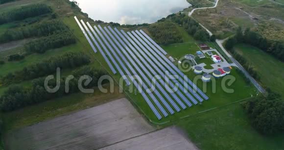 在太阳能光伏农场上空飞行视频的预览图